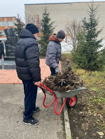 Акция по уборке памятников