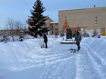 Акция «Снежный десант» по очистке памятника