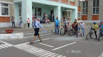 День безопасности - встреча с инспектором ГИБДД.