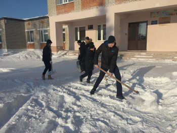 Школьная акция "Убери снег".