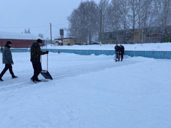 Очистка катка от снега!